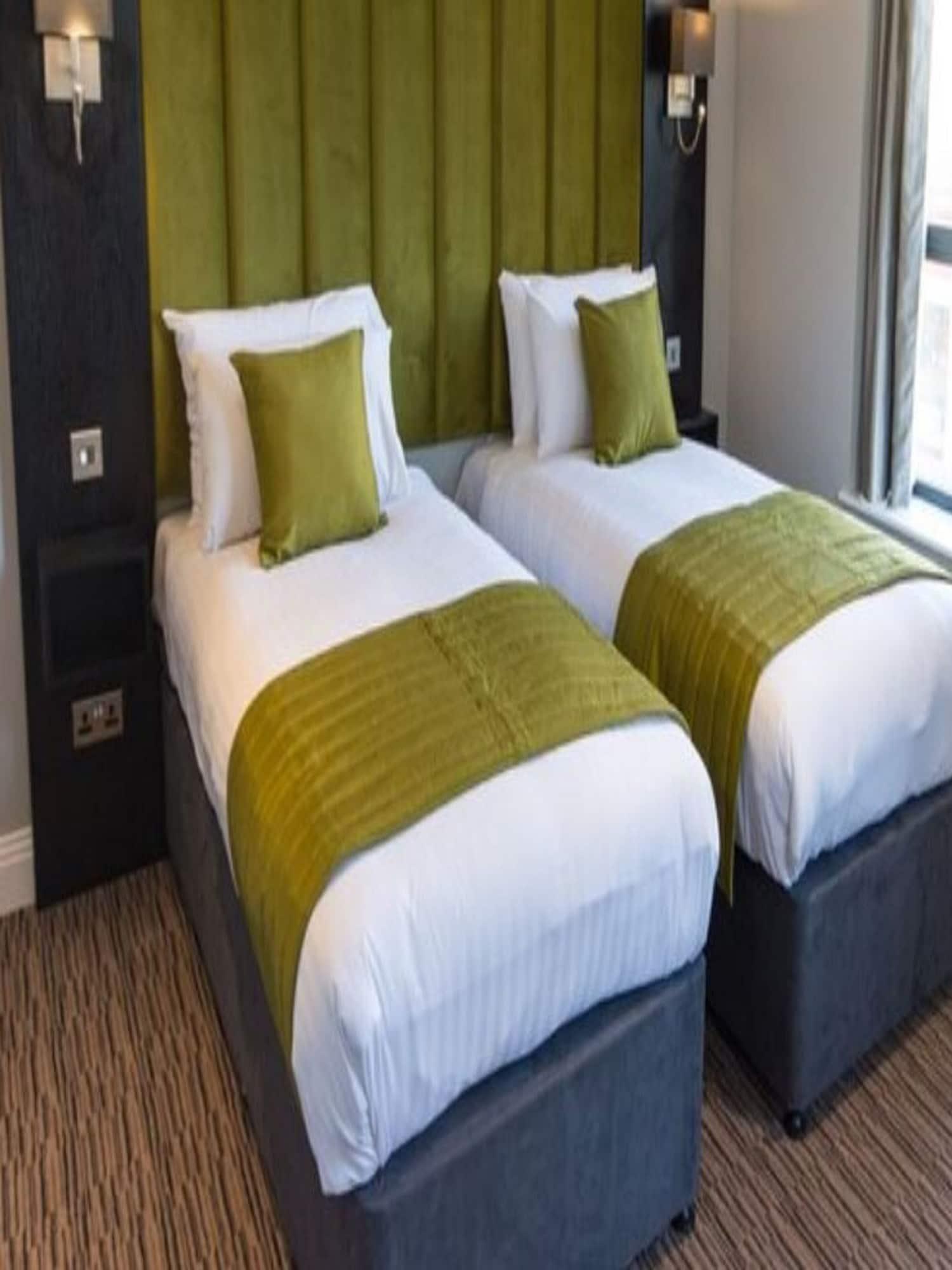 Hogs Back Hotel & Spa Nr Farnham Farnham  Esterno foto